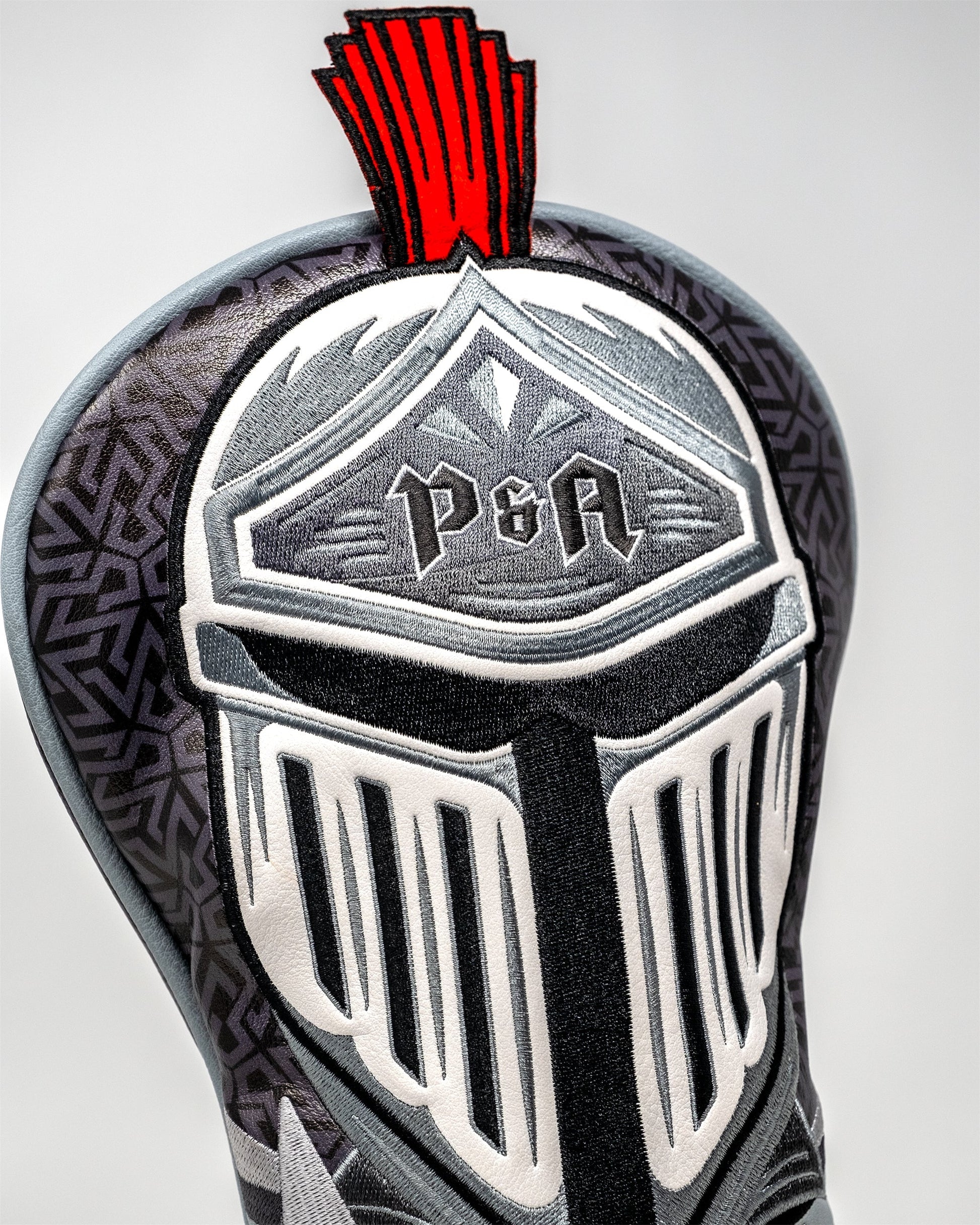 Knight's Valor driver cover featuring a regal design with armor detailing, crafted for golf enthusiasts.