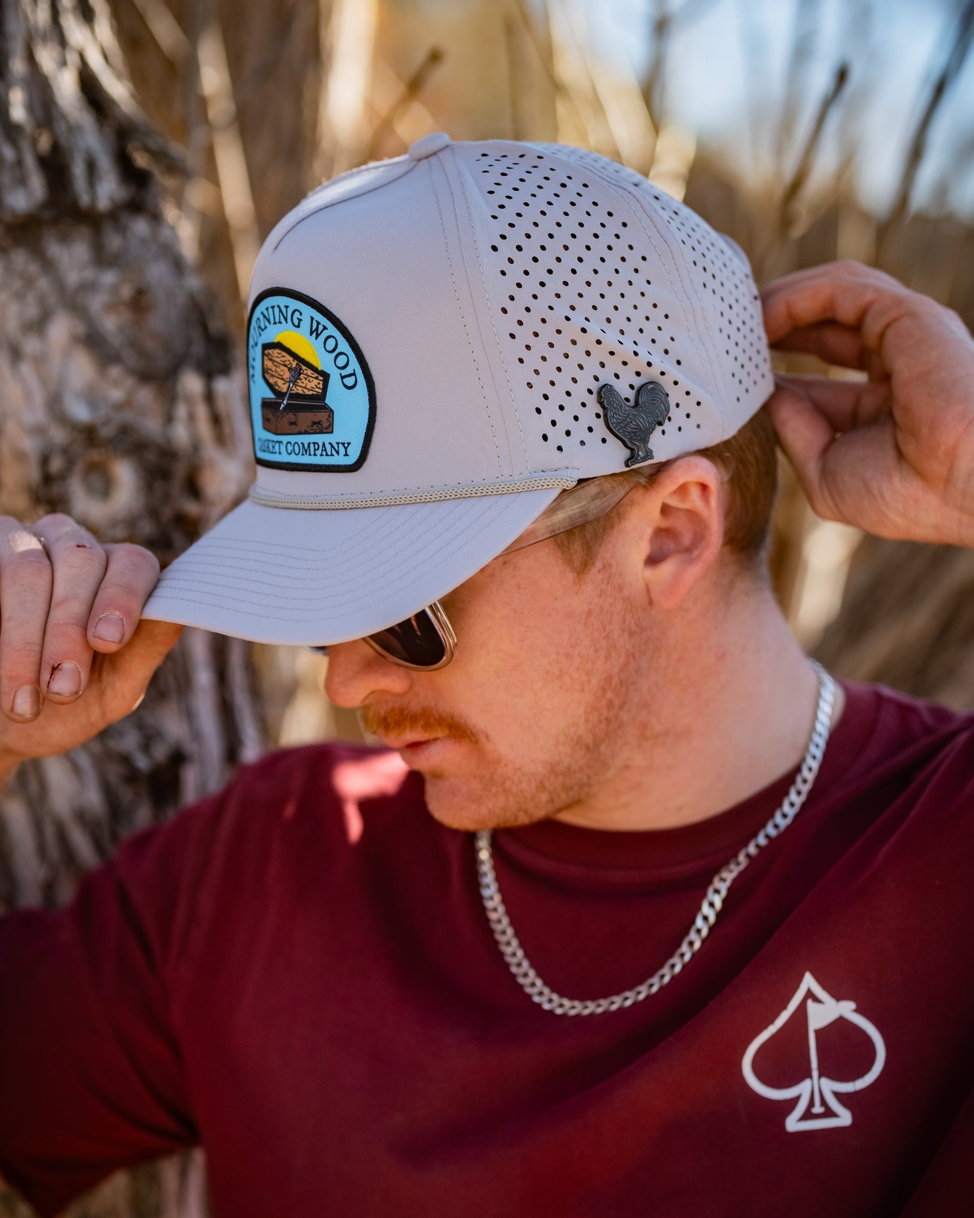 Perforated rope hat in mourning wood color with a bone-colored brim.