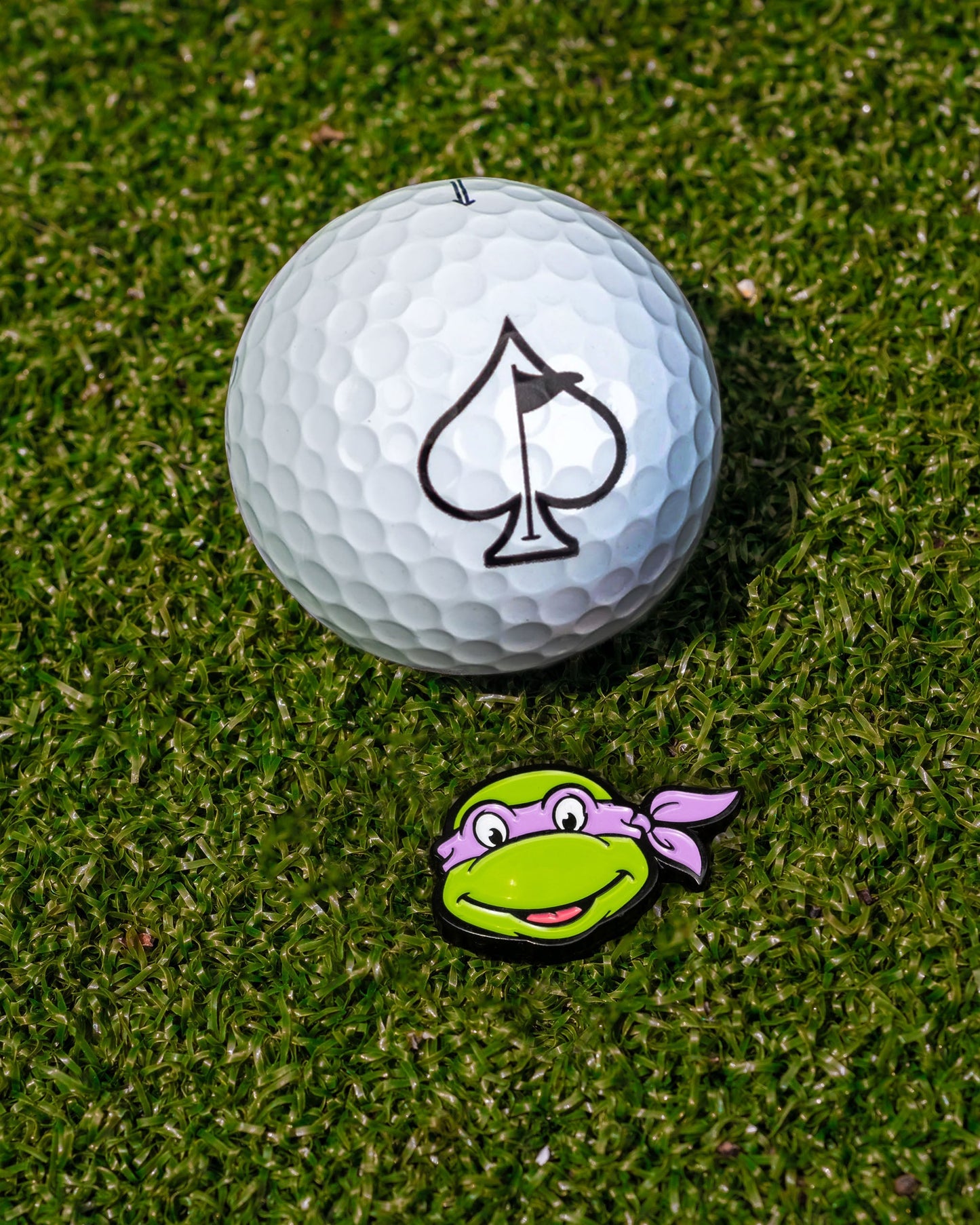 TMNT Donatello ball marker featuring a detailed design of the character's face, ideal for golf enthusiasts and Teenage Mutant Ninja Turtles fans.