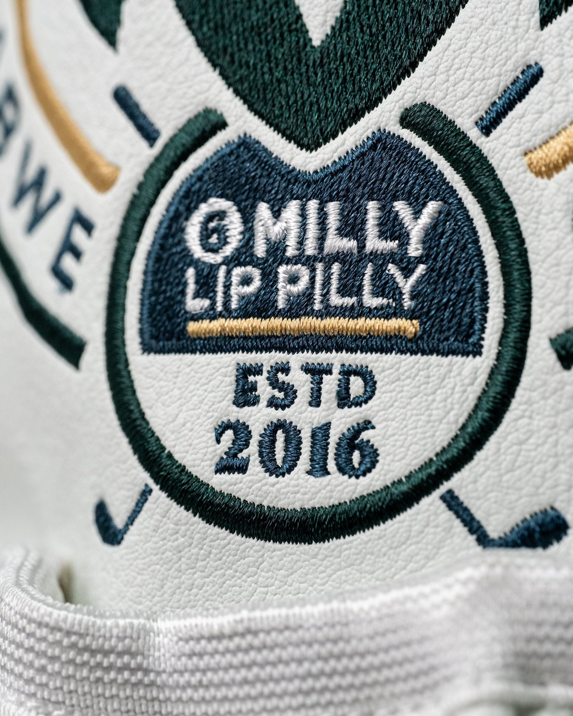 Zynbabwe Country Club golf driver cover featuring a sleek design with vibrant colors and the club's logo.